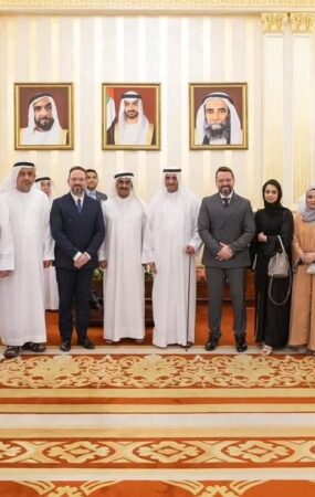 وفد باحثي الإمارات يهنئ حاكم الفجيرة بشهر رمضان ويستعرض إنجازات المركز