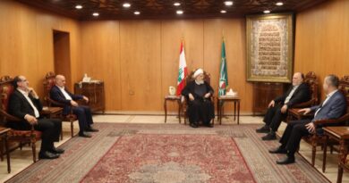 استقبل نائب رئيس المجلس الإسلامي الشيعي الأعلى العلامة الشيخ علي الخطيب قبل ظهر اليوم في مقر المجلس طريق المطار، وفدا من كتلة الوفاء للمقاومة