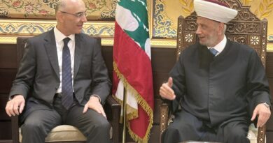 استقبل مفتي الجمهورية اللبنانية الشيخ عبد اللطيف دريان في دار الفتوى وزير الداخلية والبلديات أحمد الحجار الذي قال بعد اللقاء: أحببت اليوم أن أقوم بزيارة سماحته، لأطلعه على التحضيرات التي تقوم بها وزارة الداخلية لإجراء الانتخابات البلدية والاختيارية في كل لبنان، بدءًا بمحافظة جبل لبنان، ومن المؤكد أنَّ سماحته يعطي بركاته لكل الوطن، ويعطي توجيهاته دائمًا بالحفاظ على الوحدة في لبنان، وعلى إجراء الاستحقاقات الدستورية في وقتها، وعنده حرص على العملية الانتخابية أن تجري بسلاسة، وبكل دقة، وبدون أيِّ مشاكل، كما كان له لفتة خاصة لمدينة بيروت، وحرصٌ على المناصفة في المجلس البلدي القادم لمدينة بيروت، وهذا الأمر متروك طبعًا للقوى السياسية في مدينة بيروت. ووزارة الداخلية كما قلت سابقًا حريصة على إجراء الانتخابات في كلِّ لبنان، وفي مدينة بيروت، بكل نزاهة وشفافيَّة، وبكل حيادية من قِبلِ أجهزة الوزارة، والأجهزة الحكومية أيضًا، وفي الوقت نفسه أنا شخصيًّا كمواطن لبنانيّ، عندي حرص مثل سماحة المفتي، وكما تفضَّل على المناصفة في مدينة بيروت، وعلى العيش المشترك الذي هو نقطة القوة في بلدنا لبنان.  إنَّ مسعى التوافق حاضر ومستمر، وسماحته يدعم هذا الشيء وهذا وهذا متروك للقوى السياسية في بيروت وللناخبين بأن يمارسوا حقهم بكل حرية ووعي، وبكل مسؤولية، حفاظاً على وحدة المدينة ودورها التاريخي كعاصمة وحاضنة لكل أبناء الوطن.   فبسئل: هناك خوف من بعض المواطنين في لبنان، من تكرار العدوان الإسرائيلي على بعض المناطق، فهل هذا يؤثر على عملية الانتخاب؟  أجاب: بالطبع هناك تحديات أمنية تواجهنا من أجل إجراء الاستحقاق الانتخابيّ، كما تواجهنا هذه التحديات في كل أمور الحياة اليومية في لبنان، لكنَّ هذا لن يثنينا بتاتاً عن التزام إجراء الاسحقاقات في وقتها، وأولها الاستحقاق الانتخابي بدءاً بمحافظة جبل لبنان يوم الأحد.  إنَّ وزارة الداخلية والحكومة تعملان وفقاً لأجندة الدولة اللبنانية، وليس لأيِّ جهة أو أجندة خارجية، “وتحديداً العدو الإسرائيلي.”