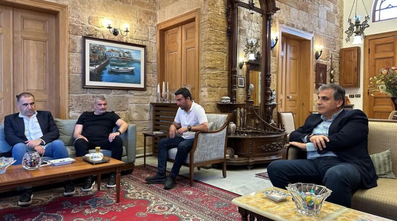 إستقبل رئيس التيار الوطني الحر النائب جبران باسيل رئيس بلدية قرطبا فادي مارتينوس في دارته في البترون.