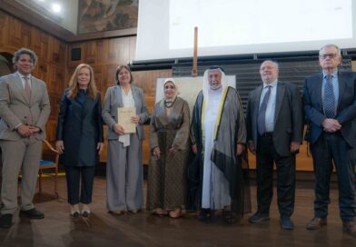 حاكم الشارقة يهدي جامعة القلب المقدس الكاثوليكية في ميلانو مخطوطاً تاريخياً نادراً وكتاب “مرسوم بابوي”