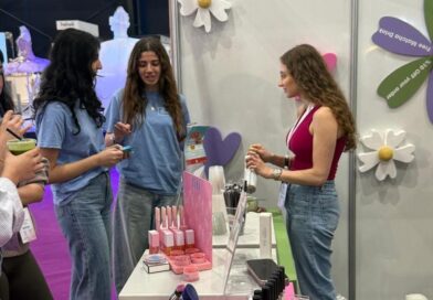 طلاب جامعة القديس يوسف يكتسبون خبرات ميدانية من خلال برنامج Comin Academy في منتدى الجمال والصحة النفسية