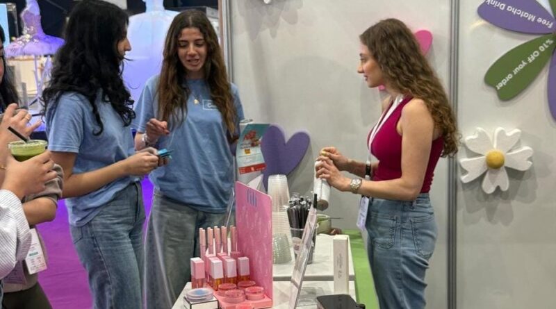 طلاب جامعة القديس يوسف يكتسبون خبرات ميدانية من خلال برنامج Comin Academy في منتدى الجمال والصحة النفسية