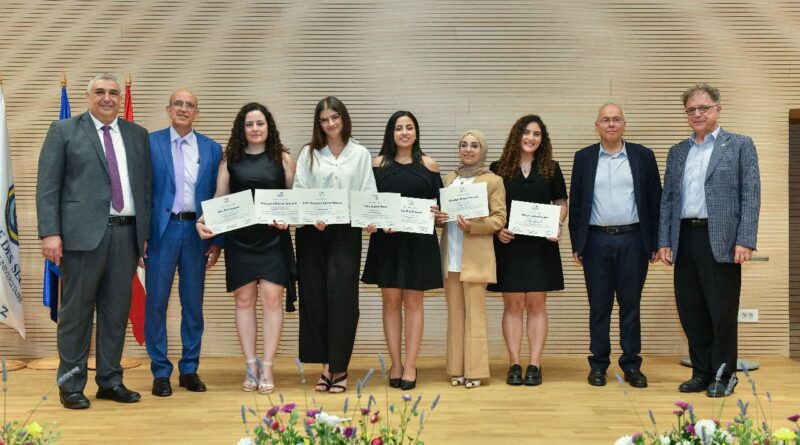 جامعة الروح القدس تخرّج أول دفعة من دبلوم التصلب اللويحي… محطة رائدة في التعليم الطبي التخصّصي